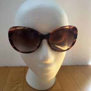 Authentic Tiffany & Co Brown Tortoise sunglasses. Incl:box,case,dust cloth,pouch